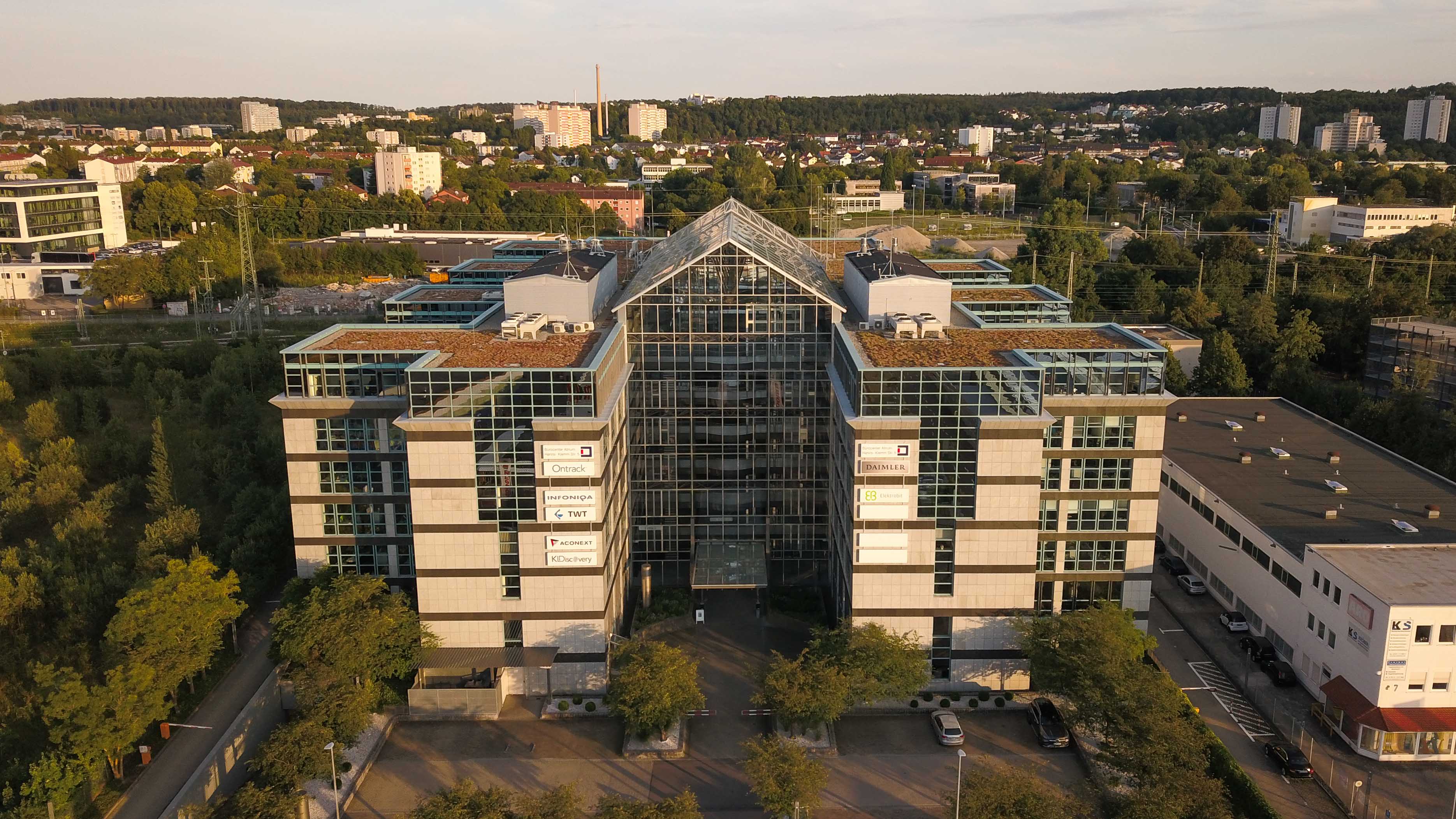 Eine Luftaufnahme eines Bürogebäudes in einer für Immobilienfotografie geeigneten Stadt. Immobilien Fotograf Stuttgart