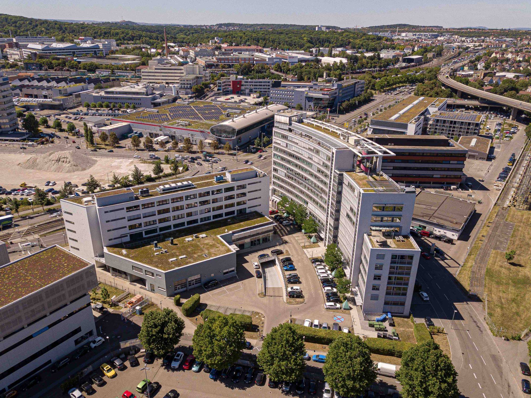 Eine Luftaufnahme eines Gebäudes mit Gründach, aufgenommen von Immobilien Fotografie.