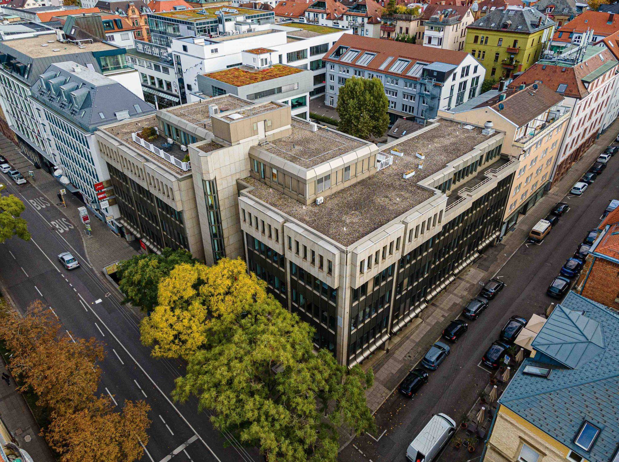 Eine Luftaufnahme eines Bürogebäudes in einer Stadt, aufgenommen von Immobilien Fotografie.